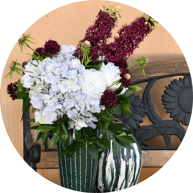 bouquet contemporain très structuré avec hortensias bleu gris clair