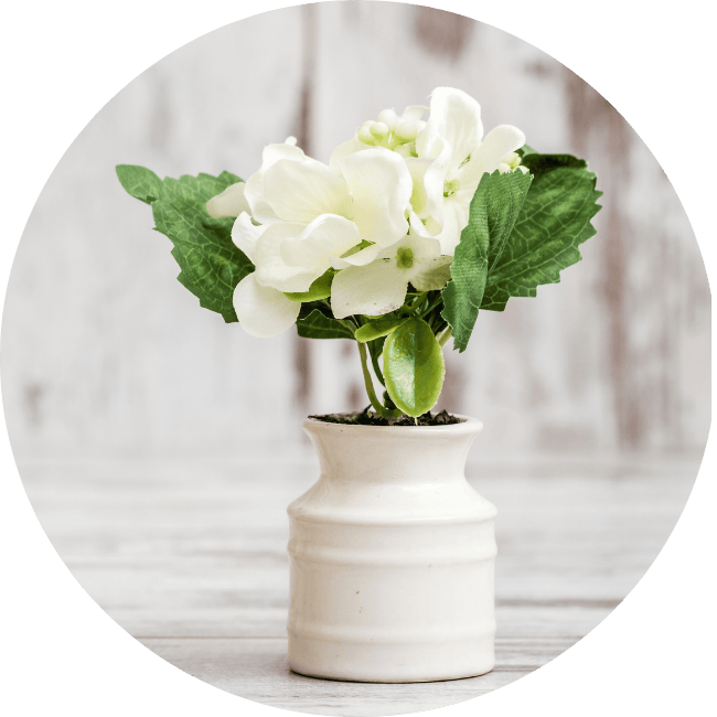 mini bouquet de fleurs artificielles pour une touche fleurie sur un bureau par exemple